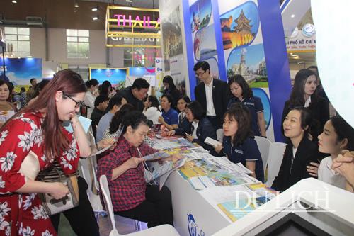 Gian hàng Hanoitourist thu hút rất đông khách đến tham quan và tìm hiểu các sản phẩm tour